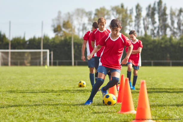 FOOTBALL : COMMENT DEVENIR UN MEILLEUR DRIBBLEUR 7 Entrainez-vous à faire passer le ballon dans les deux sens sans les cônes