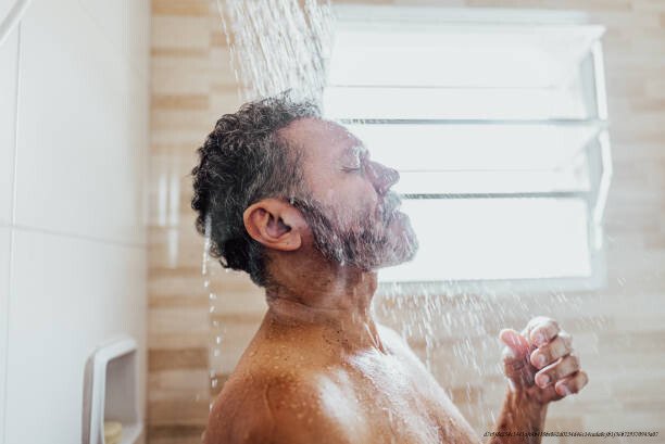 HYGIÈNE CORPORELLE : COMMENT ADOPTER LES BONNES HABITUDES AU QUOTIDIEN 2 Une douche
