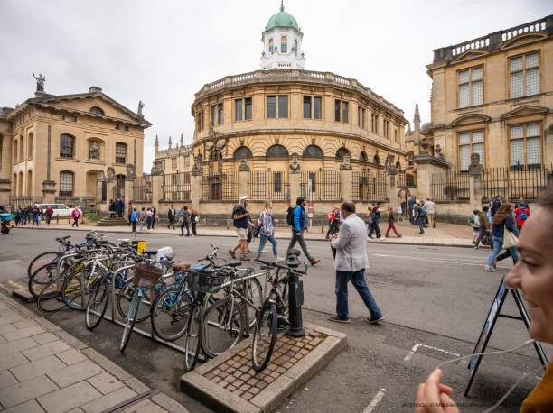 COMMENT ENTRER À L'UNIVERSITÉ D'OXFORD 8 Lisez le guide d’admission de l’université