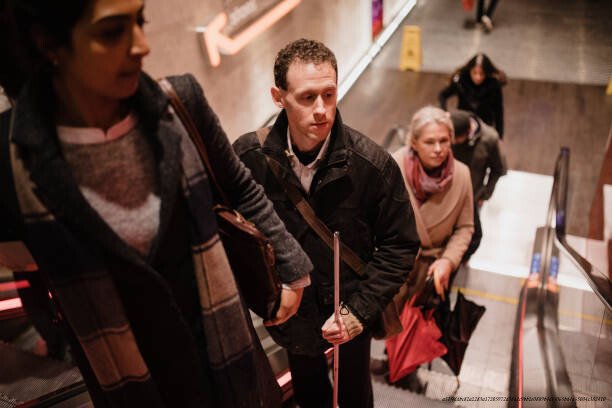 COMMENT AIDER UNE PERSONNE AVEUGLE 7 Aidez la personne à passer les portes