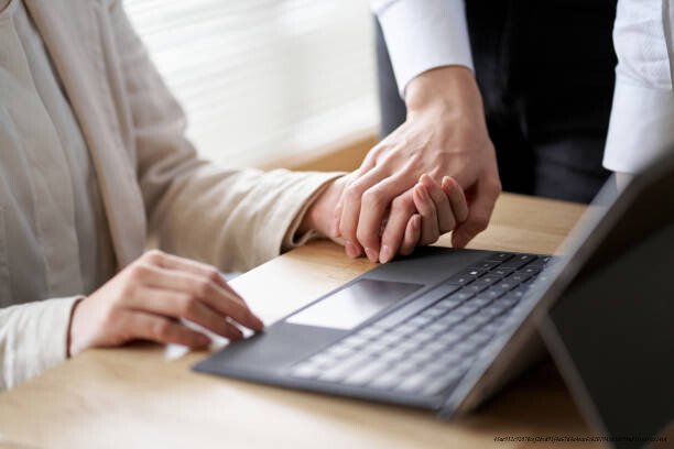 COMMENT RÉSISTER À SON ATTIRANCE POUR UN COLLÈGUE 6 Signes de flirt au travail vs. Harcèlement sexuel