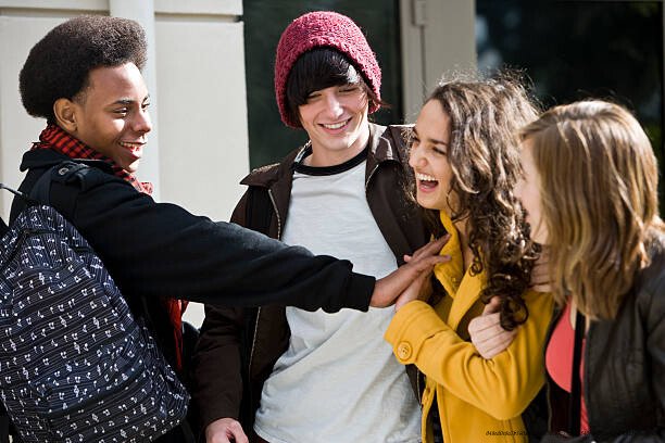 COMMENT SE FAIRE DE NOUVEAUX AMIS AU LYCÉE 6 Observez son langage corporel