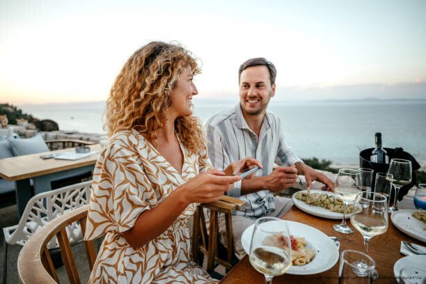 COMMENT CHARMER LES FILLES 9 Proposez-lui de continuer à sortir ensemble pour la soirée