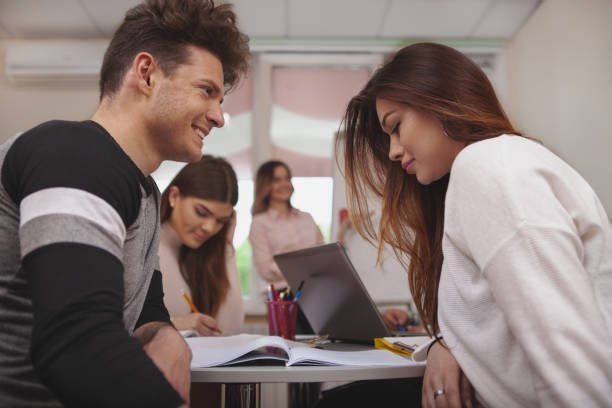 ABORDER ET SÉDUIRE LA FILLE QUI VOUS PLAÎT AU LYCÉE