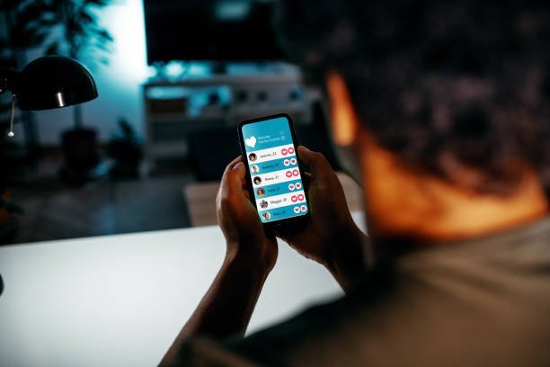 L ’ HUMOUR POUR DRAGUER SUR TINDER : UNE ARME DOUBLE TRANCHANT 