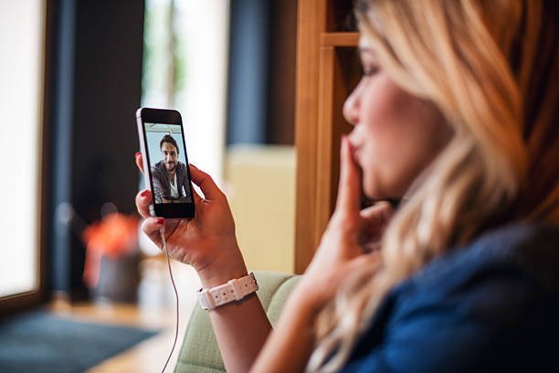 L ’ AMOUR À DISTANCE PEUT-ÊTRE DIFFICILE À SUPPORTER