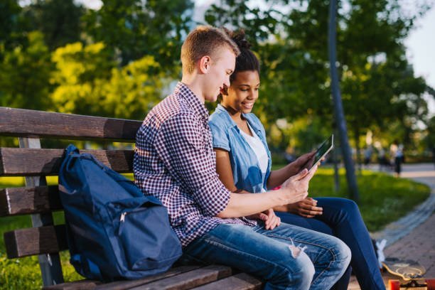 COMMENT ABORDER ET SÉDUIRE LA FILLE QUI VOUS PLAÎT AU LYCÉE 