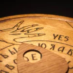 utiliser une planche de Ouija