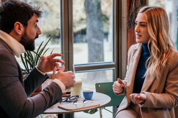 COMMENT SAVOIR SI UN(E) COLLEGUE A LE BEGUIN POUR VOUS 5 Il parle de sa vie personnelle