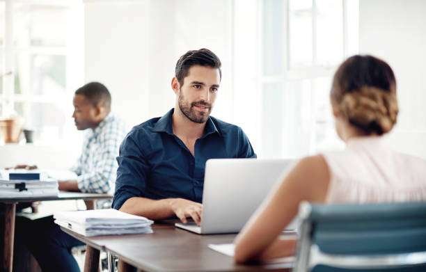 COMMENT SAVOIR SI UN(E) COLLEGUE A LE BEGUIN POUR VOUS 4 Il prend plaisir à discuter avec vous