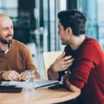 Parler de manière amicale