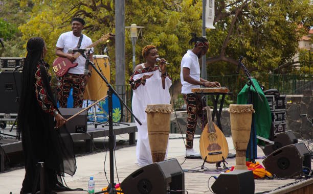 MUSIQUE AFROBEAT : PLAYLIST DES JEUNES INFLUENCEURS 6 L'Impact de l'Afrobeat sur la Mode et la Culture