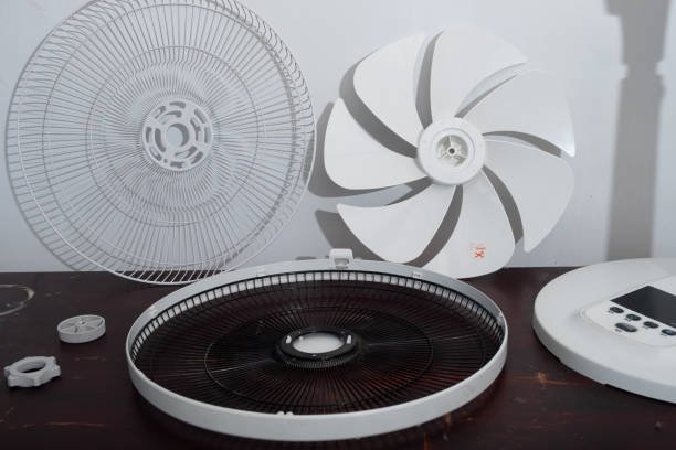 COMMENT NETTOYER UN VENTILATEUR : ASTUCES SIMPLE POUR UN MENAGE EFFICACE 6 Démonter le Ventilateur