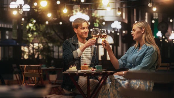 POURQUOI LES JEUNES PREFERENT LES RENCONTRES IRL MAINTENANT 6 Tendances et comportements sociaux émergents