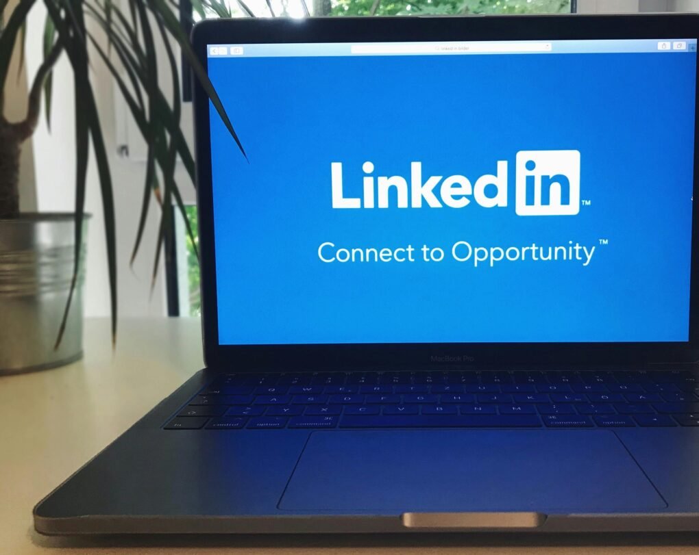 COMMENT UTILISER LINKEDIN POUR TROUVER UN JOB 4 Participer aux Discussions et Communautés
