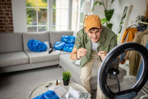 COMMENT LES JEUNES RÉVÈLENT LEUR AUTHENTICITÉ EN LIGNE 3 La pression sociale et les normes d'authenticité