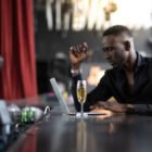 LES 5 HABITUDES DES JEUNES MILLIONAIRES AUTODIDACTES