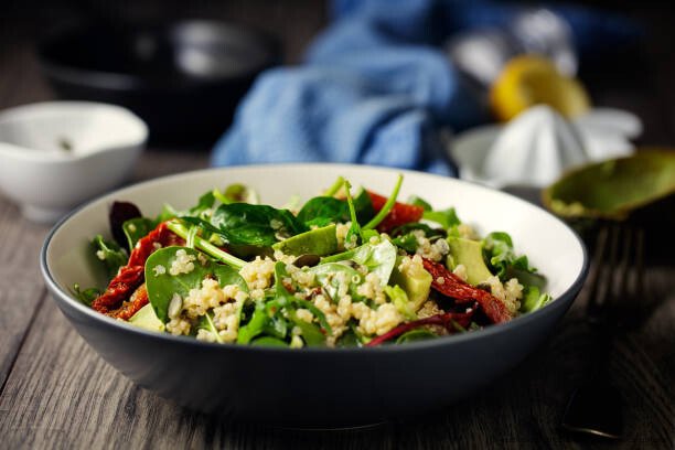 5 IDÉES DE REPAS RAPIDES POUR ÉTUDIANTS : GUIDE COMPLET 6 Recette 4 : Salade de quinoa