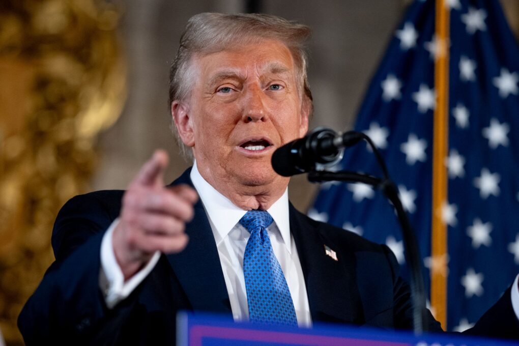 DONALD TRUMP, HOMME LE PLUS RECHERCHE AU MONDE : CE QUE LES INTERNAUTES TRAQUENT VRAIMENT 3 Les théories du complot entourant Trump