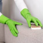 Nettoyer un canapé en tissu taché efficacement