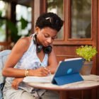 APPRENTISSAGE EN LIGNE : AVANTAGES ET LIMITES
