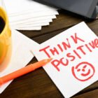 COMMENT RESTER POSITIF AU QUOTIDIEN : 7 CONSEILS EFFICACES 🔥