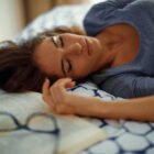 COMMENT S’ENDORMIR EN MOINS DE 5 MINUTES GRACE A LA METHODE 4-7-8 🔥