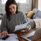LES 5 ERREURS INVISIBLES QUI EMPÊCHENT D’ÉCONOMISER DE L’ARGENT MÊME AVEC UN BON SALAIRE 🔥