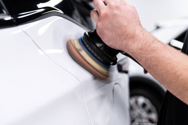 COMMENT ENLEVER LES RAYURES SUR SA CARROSSERIE SOI-MEME : GUIDE COMPLET 4 Préparation de la surface avant réparation