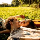 COMMENT SAVOIR SI QUELQU’UN TIENT VRAIMENT À VOUS : LES 7 SIGNES QUE PEU DE GENS REMARQUENT