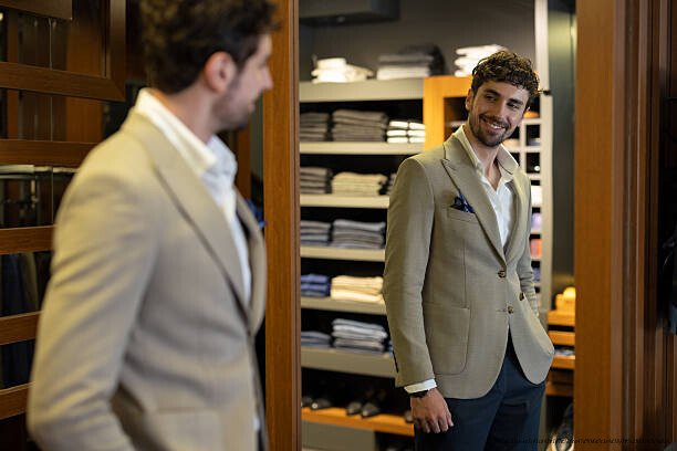 COMMENT CHOISIR LA COULEUR DE VÊTEMENT QUI VA À SON TEINT 5 Tester les couleurs devant un miroir