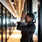 COMMENT CALMER UNE CRISE D’ANGOISSE RAPIDEMENT EN 7 ÉTAPES