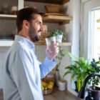 POURQUOI BOIRE DE L’EAU AU RÉVEIL CHANGE LA JOURNÉE 🔥