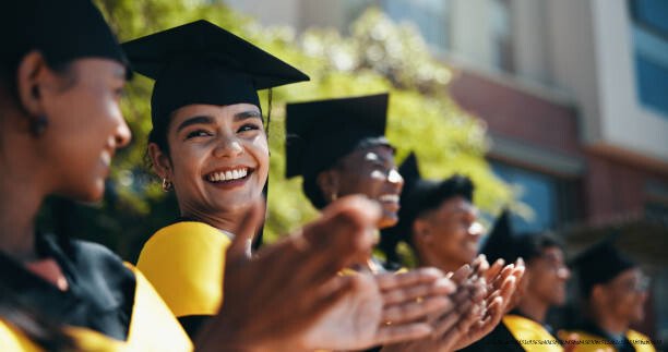 UNIVERSITÉ OU AUTODIDACTE : LEQUEL RÉUSSIT MIEUX
