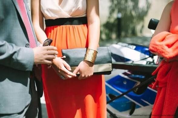 COMMENT BIEN ACCESSOIRISER UNE TENUE SIMPLE POUR UN ÉVÉNEMENT