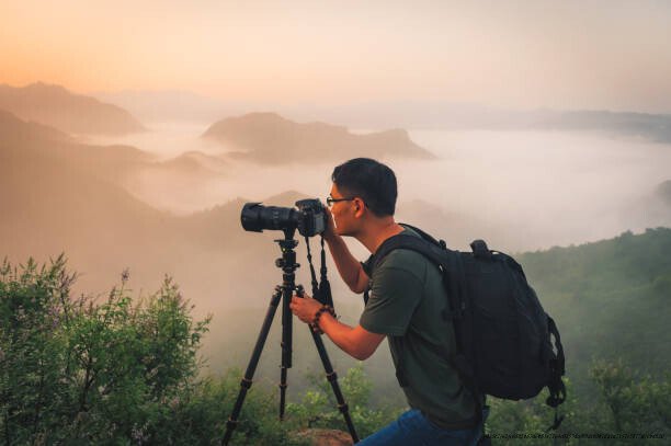 COMPRENDRE L'OUVERTURE ET LA VITESSE D'OBTURATION EN PHOTOGRAPHIE 3 Professional photographer takes photos with camera on tripod
