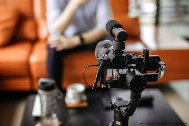 5 ERREURS DE CADRAGE QUI GÂCHENT VOS VIDÉOS YOUTUBE 3 Erreur #3 : Cadrage trop serré ou trop large