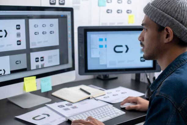 COMMENT LOGOTYPER SA MARQUE : LES ÉTAPES D'UN LOGO IDENTIFIABLE 4 Recevoir des retours et affiner le design