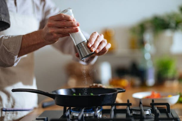 LE VRAI DANGER DU SEL : CE QUE VOTRE MÉDECIN NE VOUS DIT PAS TOUJOURS 3 Les sources cachées de sel dans notre alimentation