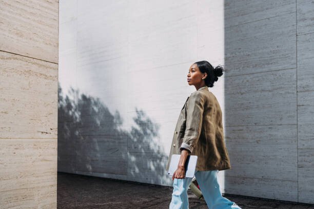 LOOK DE BUREAU DÉCONTRACTÉ : COMMENT ADOPTER LE STYLE CASUAL CHIC 5 Conseils de Shopping pour un Look Casual Chic