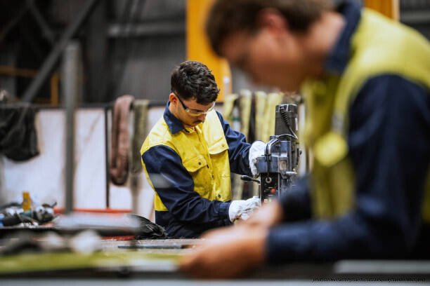LE TRAVAIL EN 2050 : SEMAINE DE 3 JOURS ET REVENU UNIVERSEL 5 Études de cas et exemples pratiques