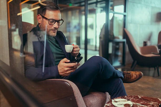 LOOK DE BUREAU DÉCONTRACTÉ : COMMENT ADOPTER LE STYLE CASUAL CHIC 3 Les Couleurs et Motifs à Privilégier