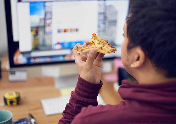 POURQUOI MANGER SEUL DEVANT SON ÉCRAN EST DANGEREUX POUR LA SANTÉ
