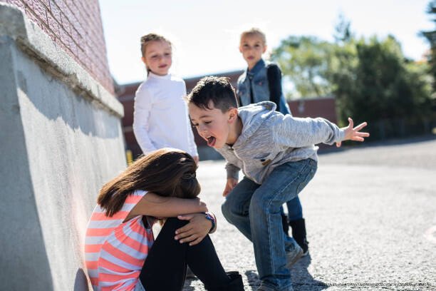 HARCÈLEMENT SCOLAIRE : CE QUE LES PARENTS ET LES ÉCOLES FONT MAL 3 Les complices du harcèlement