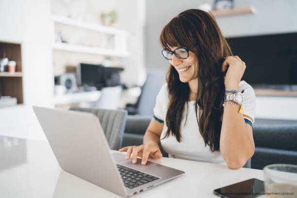 MENTIONS LÉGALES ET RGPD : METTRE SON SITE BLOG EN CONFORMITÉ 3 Young woman enjoying home office using laptop