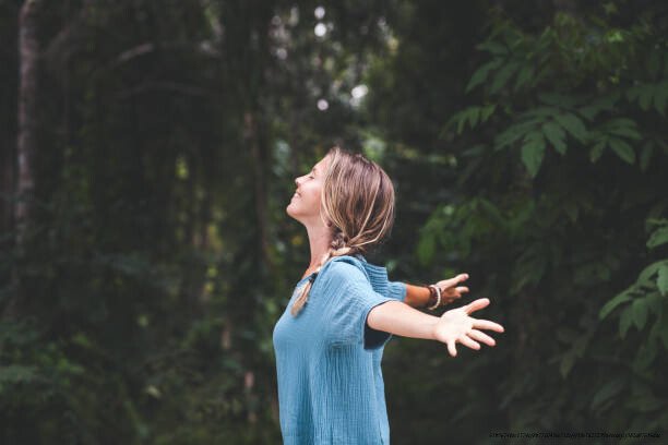 MÉDITATION DE PLEINE CONSCIENCE : 5 MINUTES POUR CALMER LE MENTAL 4 Connection with nature