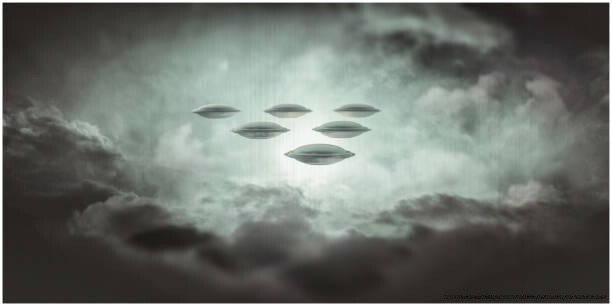 LA VÉRITÉ SUR LES OVNIS : CE QUE LES GOUVERNEMENTS CACHENT DEPUIS 70 ANS 3 ufo spaceships flying in the clouds 3d illustration