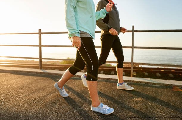 MARCHE RAPIDE ET SANTÉ : LES BIENFAITS SOUS-ESTIMÉS DE 30 MINUTES PAR JOUR 1 Cropped shot of two senior women walking together in morning