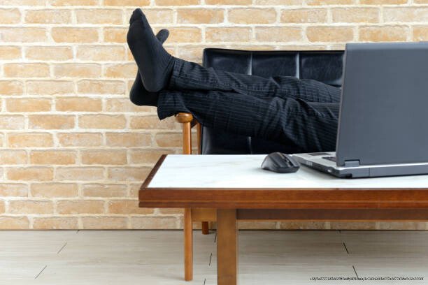 VAINCRE LA PROCRASTINATION : LA RÈGLE DES 2 MINUTES EXPLIQUÉE 6 Breaking time by man working in home