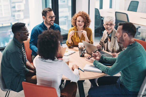 ÉCOUTE ACTIVE : COMMENT AMÉLIORER SES RELATIONS PROFESSIONNELLES 6 Multiracial group of business people having a meeting